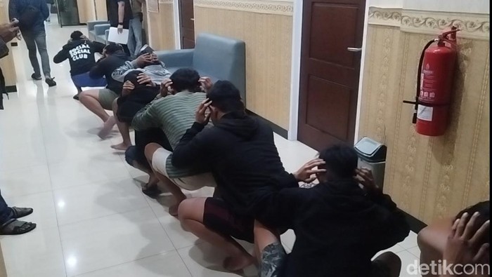 Para pesilat di Gresik berjalan jongkok