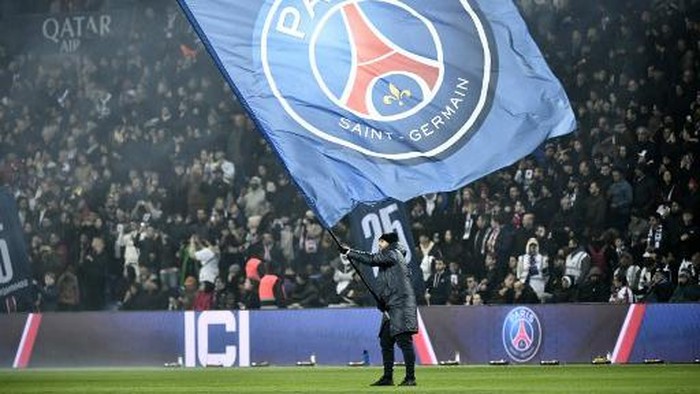 A giant flag of PSG football club flutters before the French L1 football match between Paris Saint-Germain (PSG) and Olympique Lyonnais (OL) at The Parc des Princes Stadium in Paris on April 2, 2023. (Photo by STEPHANE DE SAKUTIN / AFP)