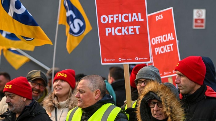 Pekerja kantor paspor Inggris menggelar aksi mogok kerja di Liverpool, Senin (3/4/2023). Aksi itu untuk meminta kenaikan gaji untuk menutupi lonjakan inflasi.