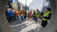 Para pegawai yang menggelar aksi mogok ini adalah anggota serikat pekerja Layanan Publik dan Komersial (PCS) di sebagian besar kantor paspor Inggris, termasuk di London, Liverpool, dan Glasgow.
