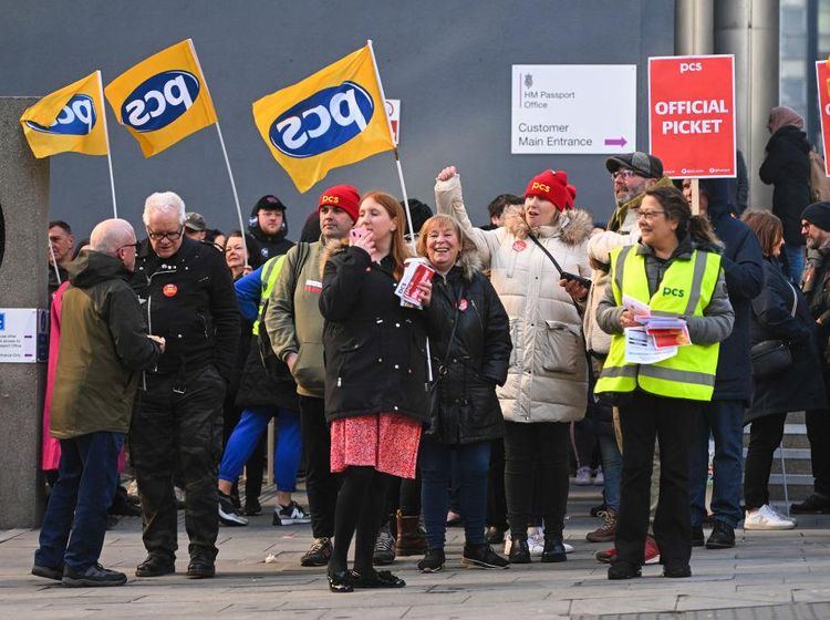 Pegawai Kantor Paspor di Inggris Mulai Aksi Mogok