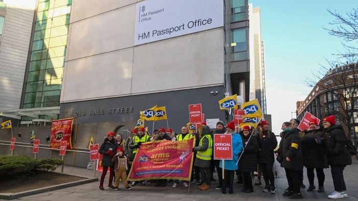 Pegawai Kantor Paspor di Inggris Mulai Aksi Mogok Pekerja kantor paspor Inggris menggelar aksi mogok kerja di Liverpool, Senin (3/4/2023). Aksi itu untuk meminta kenaikan gaji untuk menutupi lonjakan inflasi.
