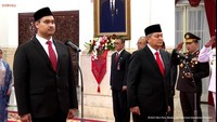 Dito Ariotedjo (kiri) dilantik sebagai Menteri Pemuda dan Olahraga (Menpora), Senin (3/4/2023). Dito menjadi menteri termuda di kabinet Indonesia Maju Periode 2019-2024. (Dok. YouTube Setpres)  