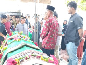 Haru Pemakaman Kakak-Adik Korban Mobil Tercebur Sungai di Tuban