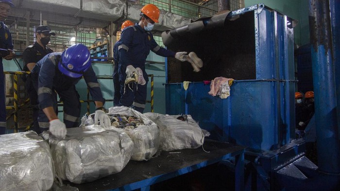 Deputi Bidang UKM Kementerian Koperasi dan UMKM Hanung Harimba Rachman (kiri) bersama Direktur Impor Kementerian Perdagangan Moga Simatupang (kedua kiri), Direktur Jenderal Bea dan Cukai Askolani tegah), Direktur Upaya Hukum Luar Biasa Eksekusi JAM-Pidsus Kejaksaan Agung Undang Mugopal (kedua kanan), dan Kapolda Kepri Irjen Pol Tabana Bangun (kanan) meperlihatkan sepatu dan tas bekas impor ilegal sebelum dimusnahkan di PT Desa Air Cargo Batam, Batam, Kepulauan Riau, Senin (3/4/2023). Bea Cukai Batam musnahkan sebanyak 5.853 ballpress berisi pakaian, sepatu, dan tas bekas impor ilegal hasil penindakan dari tahun 2018 hingga 2022 senilai Rp17,4 miliar. ANTARA FOTO/Teguh Prihatna/tom.