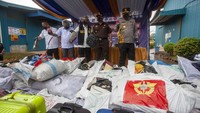 Bea Cukai Batam musnahkan sebanyak 5.853 ballpress berisi pakaian, sepatu, dan tas bekas impor ilegal hasil penindakan dari tahun 2018 hingga 2022 senilai Rp17,4 miliar.