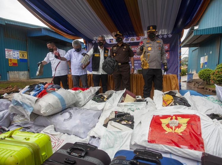 Pakaian Bekas Impor yang Masuk Lewat Batam Dimusnahkan