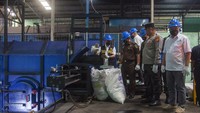 Direktur Jenderal Bea dan Cukai Askolani (kiri) memperlihatkan sepatu bekas impor ilegal sebelum di masukkan kedalam mesin penghancur untuk dimusnahkan di PT Desa Air Cargo Batam, Batam, Kepulauan Riau, Senin (3/4/2023).