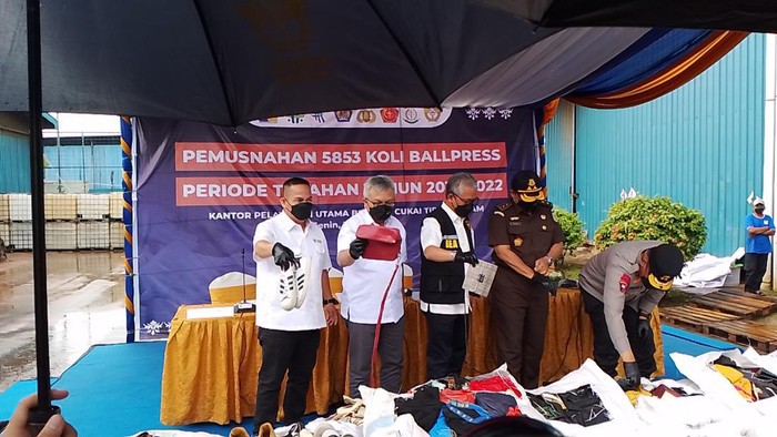Pemusnahan pakain dan barang bekas sebanyak 5.853 koli dengan nilai Rp 17 miliar di Batam, Kepulauan Riau.( Alamudin/detikSumut)