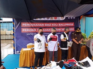 Bea Cukai Bakar 5.853 Koli Pakaian Bekas Senilai Rp 17,4 M di Batam