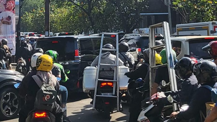 Penampakan macet di Fatmawati Jaksel pagi ini Senin (3/4/2023).
