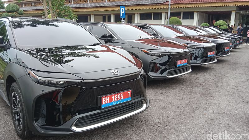 Penampakan mobil listrik yang dibeli untuk kendaraan dinas Gubernur dan pejabat Pemprov Riau.