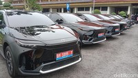 Gubernur Riau, Syamsuar menyerahkan delapan mobil listrik baru untuk pejabat di Riau. Harga mobil listrik itu dibeli dengan APBD Provinsi Riau untuk satu unit Rp 1,3 miliar. (Foto: Raja Adil Siregar/detikSumut)