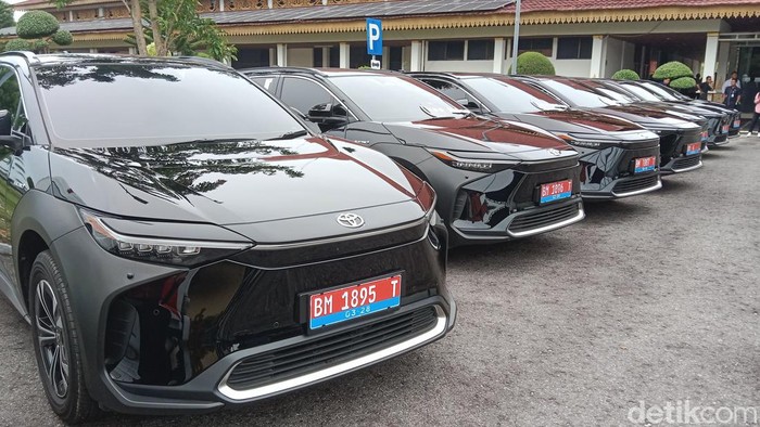 Penampakan mobil listrik yang dibeli untuk kendaraan dinas Gubernur dan pejabat Pemprov Riau.
