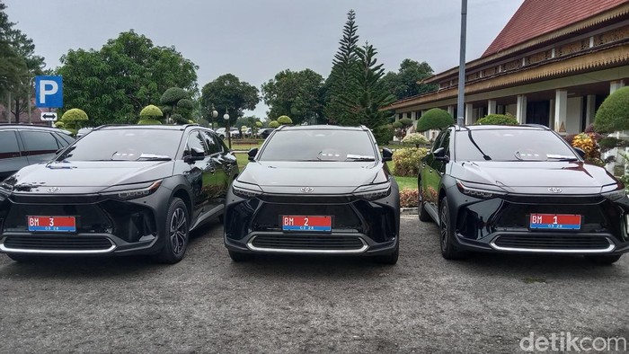 Penampakan mobil listrik yang dibeli untuk kendaraan dinas Gubernur dan pejabat Pemprov Riau.