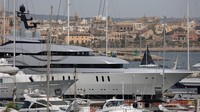 Spanyol pada bulan April lalu menyita superyacht Tango senilai $95 juta yang diikatkan pada miliarder Rusia Viktor Vekselberg atas nama AS, saat itu di Mallorca.