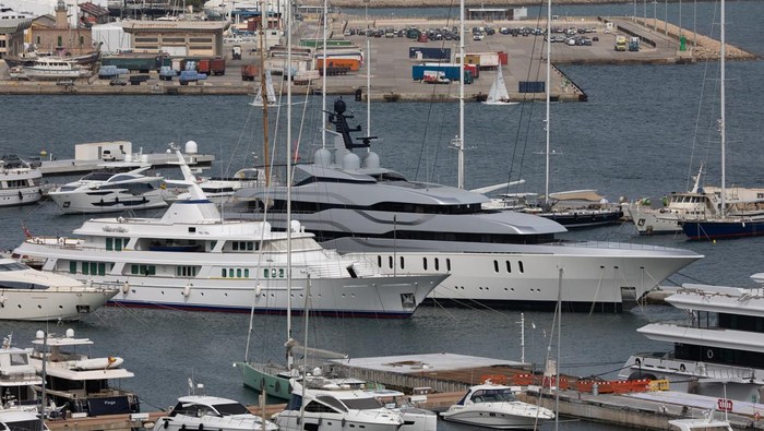 Penampakan Superyacht Rp 1,4 Triliun Milik Miliarder Rusia yang Disita Spanyol The impounded Tango superyacht, docked in the Port Palma de Mallorca in Palma, Mallorca, Spain, on Friday, March 31, 2023. Spain in April impounded the $95 million Tango superyacht tied to Russian billionaire Viktor Vekselberg on behalf of the US while it was in Majorca. Photographer: Andrey Rudakov/Bloomberg via Getty Images