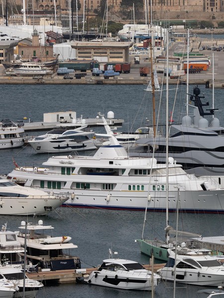 Pramugari Ungkap Kelakuan Miliuner di Superyacht: Cincin Kawin Hanya Dekorasi