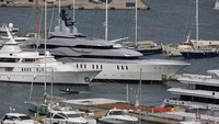 Superyacht Tango yang disita, berlabuh di Port Palma de Mallorca di Palma, Mallorca, Spanyol, Jumat (31/3/2023).