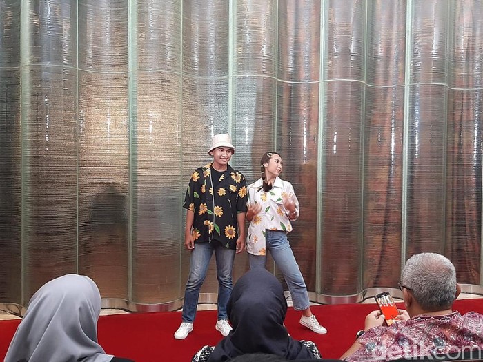 Penampilan di acara Hari Peduli Autisme di The Trans Luxury Hotel Bandung.