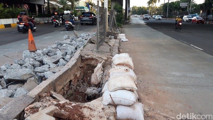 Penanganan sumber genangan di Jl Metro Pondok Indah, Jaksel, 3 April 2023. (Magda Handrica NG/detikcom)