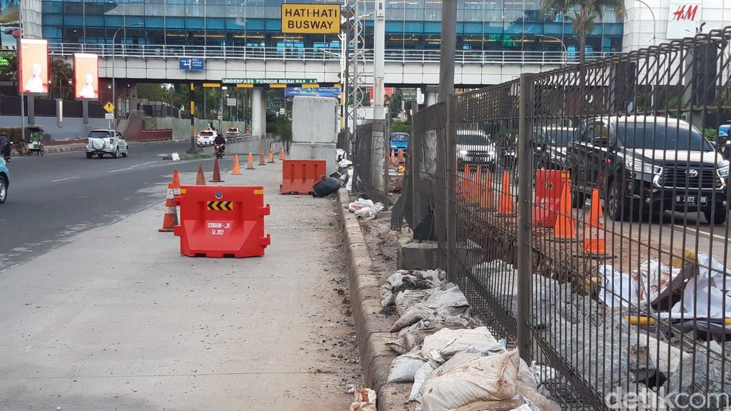 Penanganan sumber genangan di Jl Metro Pondok Indah, Jaksel, 3 April 2023. (Magda Handrica NG/detikcom)
