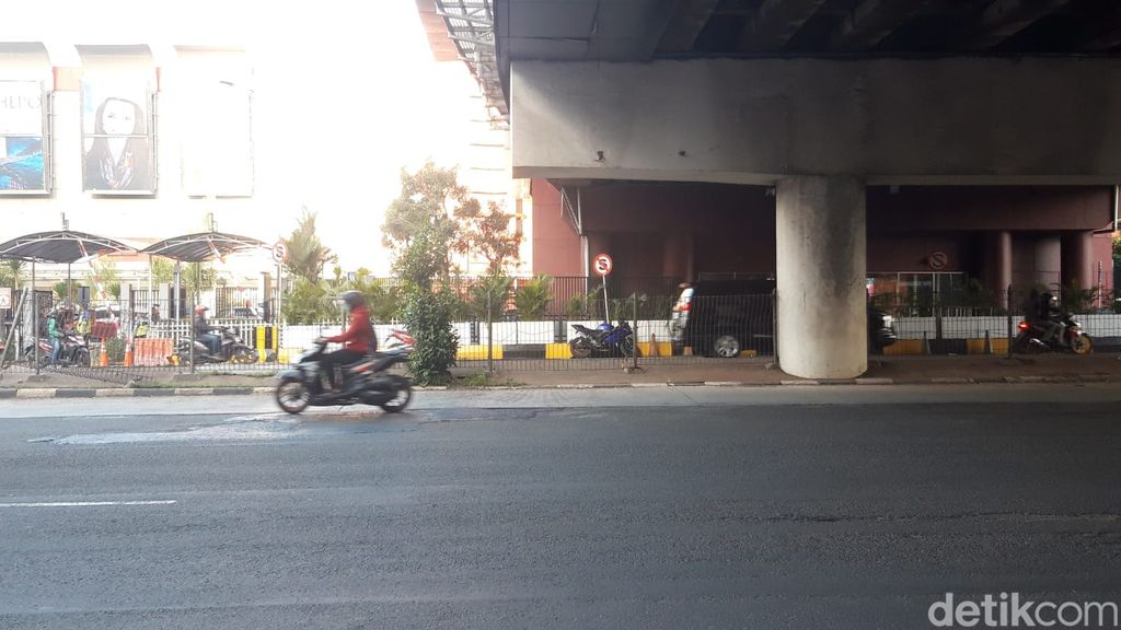 Penanganan sumber genangan di Jl Metro Pondok Indah, Jaksel, 3 April 2023. (Magda Handrica NG/detikcom)