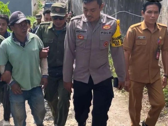 Pelaku pencurian uang di kotak toilet (dua dari kiri) ditangkap petugas, Senin (3/4/2023) di Tibebeng, Badung.