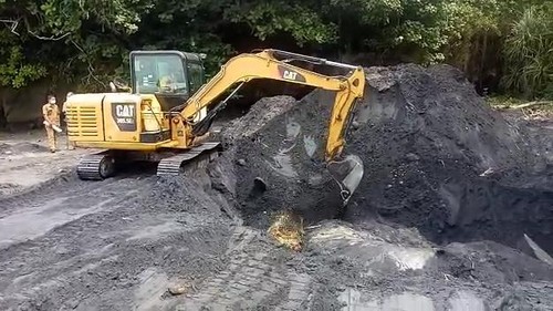 Proses penguburan bangkai paus yang ditemukan di pantai Batulumbang, Desa Antap, Kecamatan Selemadeg yang dilakukan Senin (3/4/2023). Foto: Istimewa
