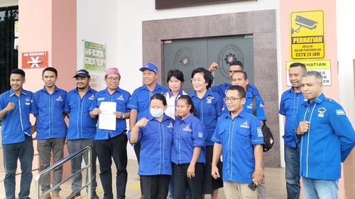 Pengurus DPC dan PAC Partai Demokrat Kabupaten Manggarai Barat usai menyerahkan surat perlindungan hukum kepada MA melalui Pengadilan Negeri Labuan Bajo, Senin (3/4/2023)