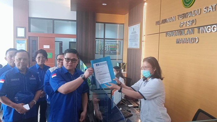 Pengurus DPD Demokrat Sulut menyerahkan surat perlindungan hukum.