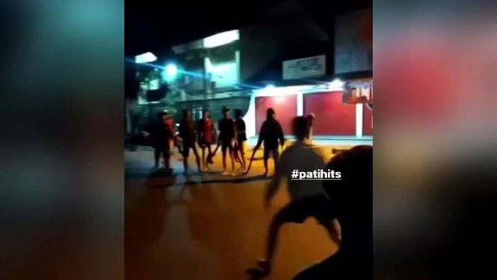 Tangkapan layar perang sarung di Juwana, Pati.