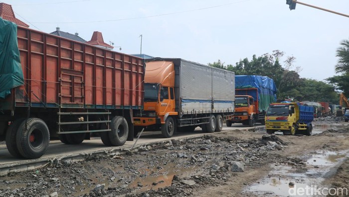 Perbaikan jalan di Jalur Pantura, tepatnya di Batangan, Kabupaten Pati, Senin (3/4/2023).