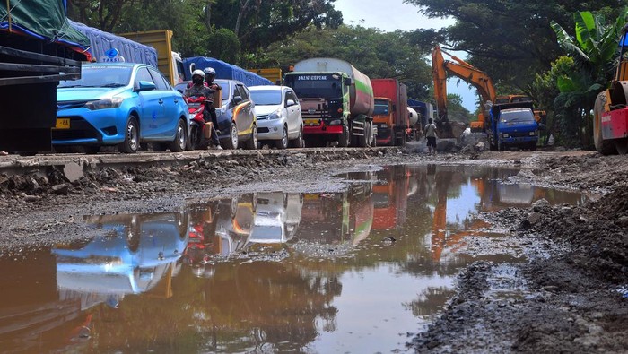 PERBAIKAN JALAN JALUR PANTURA PATI Pekerja menggunakan alat berat melakukan perbaikan jalan di jalur Pantura Desa Raci, Batangan, Juwana, Pati, Jawa Tengah, Senin (3/4/2023). Perbaikan jalan sepanjang satu kilometer yang menyebabkan kemacetan sejak empat hari terakhir tersebut ditargetkan selesai H-10 menjelang Lebaran. ANTARA FOTO/Yusuf Nugroho/tom.