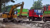 Perbaikan jalan sepanjang satu kilometer yang menyebabkan kemacetan sejak empat hari terakhir tersebut ditargetkan selesai H-10 menjelang Lebaran.
