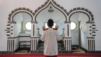 Santri melaksanakan Shalat Sunnah di Masjid Pesantren Sukamiskin, Bandung, Jawa Barat, Senin (3/4/2023). Pesantren Sukamiskin merupakan salah satu pesantren tertua di Kota Bandung bahkan di Jawa Barat.