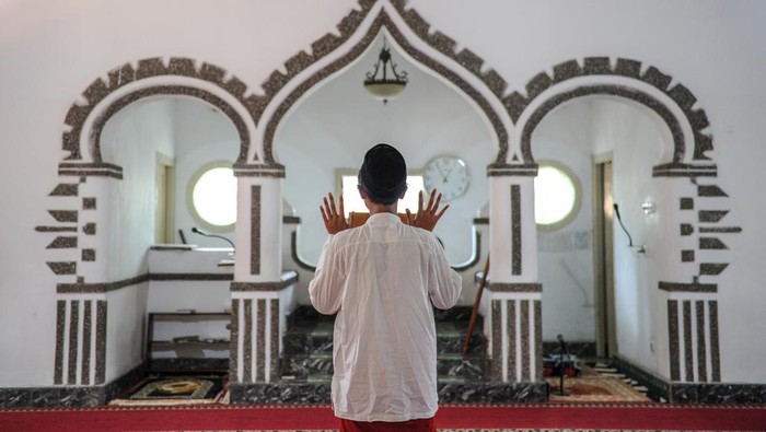 Pesantren Sukamiskin satu-satunya pesantren di Jawa Barat yang terlebih dahulu menggunakan Bahasa Sunda. Santriwati menghafal kitab kuning di pondok Pesantren Sukamiskin, Bandung, Jawa Barat, Senin (3/4/2023). Pesantren yang didirikan pada Tahun 1881 oleh KH R Muhammad Bin Alqo tersebut menjadi salah satu pesantren tertua di Jawa Barat yang berada di Kota Bandung serta memiliki peran penting pada penyebaran Agama Islam di tatar sunda pada masa penjahan Belanda dan Jepang. ANTARA FOTO/Raisan Al Farisi/rwa.