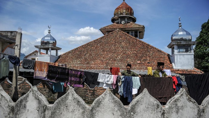 Santriwati menghafal kitab kuning di pondok Pesantren Sukamiskin, Bandung, Jawa Barat, Senin (3/4/2023). Pesantren yang didirikan pada Tahun 1881 oleh KH R Muhammad Bin Alqo tersebut menjadi salah satu pesantren tertua di Jawa Barat yang berada di Kota Bandung serta memiliki peran penting pada penyebaran Agama Islam di tatar sunda pada masa penjahan Belanda dan Jepang. ANTARA FOTO/Raisan Al Farisi/rwa.