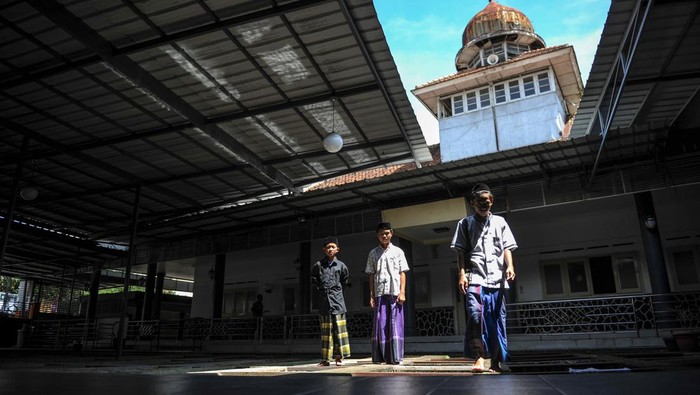 Santriwati menghafal kitab kuning di pondok Pesantren Sukamiskin, Bandung, Jawa Barat, Senin (3/4/2023). Pesantren yang didirikan pada Tahun 1881 oleh KH R Muhammad Bin Alqo tersebut menjadi salah satu pesantren tertua di Jawa Barat yang berada di Kota Bandung serta memiliki peran penting pada penyebaran Agama Islam di tatar sunda pada masa penjahan Belanda dan Jepang. ANTARA FOTO/Raisan Al Farisi/rwa.