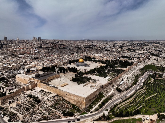 An aerial view shows the Dome of the Rock and Al-Aqsa Mosque on the compound known to Muslims as the Noble Sanctuary and to Jews as the Temple Mount, in Jerusalems Old City March 22, 2023. REUTERS/Ilan Rosenberg     TPX IMAGES OF THE DAY