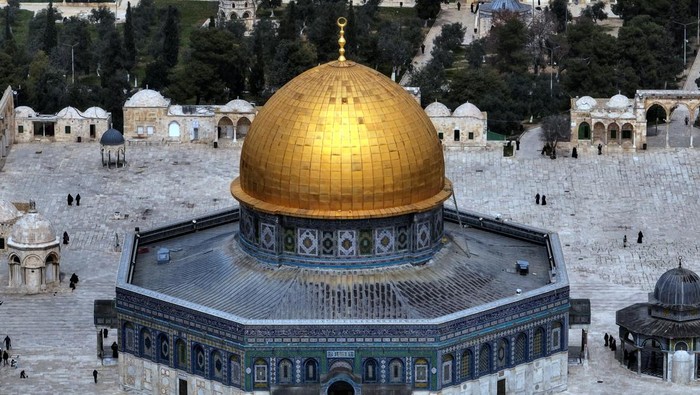 Pesona Dome of The Rock yang Sering Dikira Masjid Al-Aqsa An aerial view shows the Dome of the Rock on the compound known to Muslims as the Noble Sanctuary and to Jews as the Temple Mount, in Jerusalem's Old City March 22, 2023. REUTERS/Ilan Rosenberg