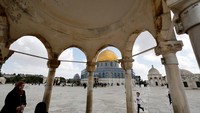Di bagian interior dan eksterior dihiasi marmer, mosaik, dan plakat logam. Terdapat pula kaligrafi di sepanjang sisinya. Kemudian pada masa kepemimpinan Ottoman, Dome of The Rock dipercantik. Kubahnya dilapisi emas serta langit-langit segi delapan juga ditutupi ukiran kayu Ottoman. REUTERS/Ammar Awad  