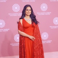 Seluruh keluarga Ambani datang untuk memberi dukungan kepada Nita. Salah satunya, putri Nita, Isha Ambani yang cantik dalam balutan gaun merah menyala. (Foto: Prodip Guha/Getty Images)