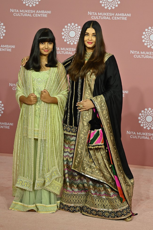 Sederet bintang Bollywood juga bermunculan. Ada aktris Aishwarya Rai Bachchan yang datang memboyong putrinya, Aaradhya Bachchani. (Foto: SUJIT JAISWAL/AFP via Getty Images)