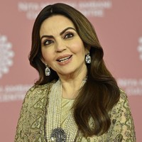 Nita merupakan istri Mukesh Ambani, seorang konglomerat dan pebisnis sukses asal India. Ia merupakan orang terkaya di Asia dan masuk 10 besar di dunia versi Bloomberg. (Foto: SUJIT JAISWAL/AFP via Getty Images)