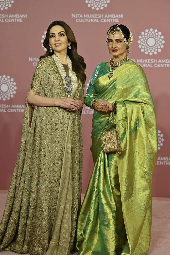 Pembukaan Nita Mukesh Ambani Cultural Centre (NMACC) di Mumbai, India, baru-baru ini kedatangan banyak tamu spesial. Inilah Nita Mukesh Ambani yang empunya acara. (Foto: SUJIT JAISWAL/AFP via Getty Images)