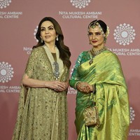 Pembukaan Nita Mukesh Ambani Cultural Centre (NMACC) di Mumbai, India, baru-baru ini kedatangan banyak tamu spesial. Inilah Nita Mukesh Ambani yang empunya acara. (Foto: SUJIT JAISWAL/AFP via Getty Images)