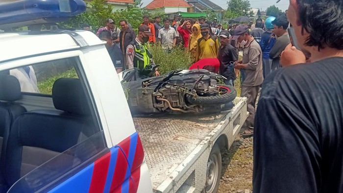 Petugas mengevakuasi kendaraan korban tertabrak komuter di Sidoarjo