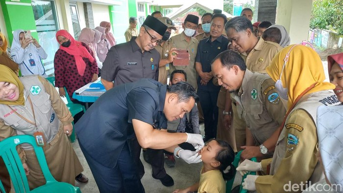 Pj Wali Kota Tasikmalaya melakukan vaksinasi polio terhadap anak di Puskesmas Mangkubumi Kota Tasikmalaya.
