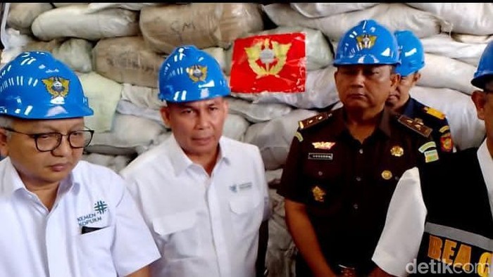 Plt Dirjen Perlindungan Konsumen dan tertib Niaga (PKTN) Kemendag, Moga Simatupang(baju putih, nomor dua dari kiri).(Alamudin Hamapu/detikSumut)